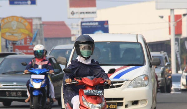 Pengendara sepeda motor di Kota Jambi sudah mulai mengenakan masker